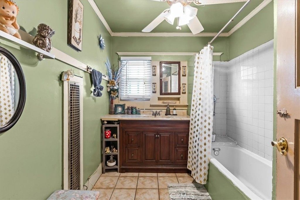 Image 22 of property listing at 1119 W 84th Place, Los Angeles, CA 90044