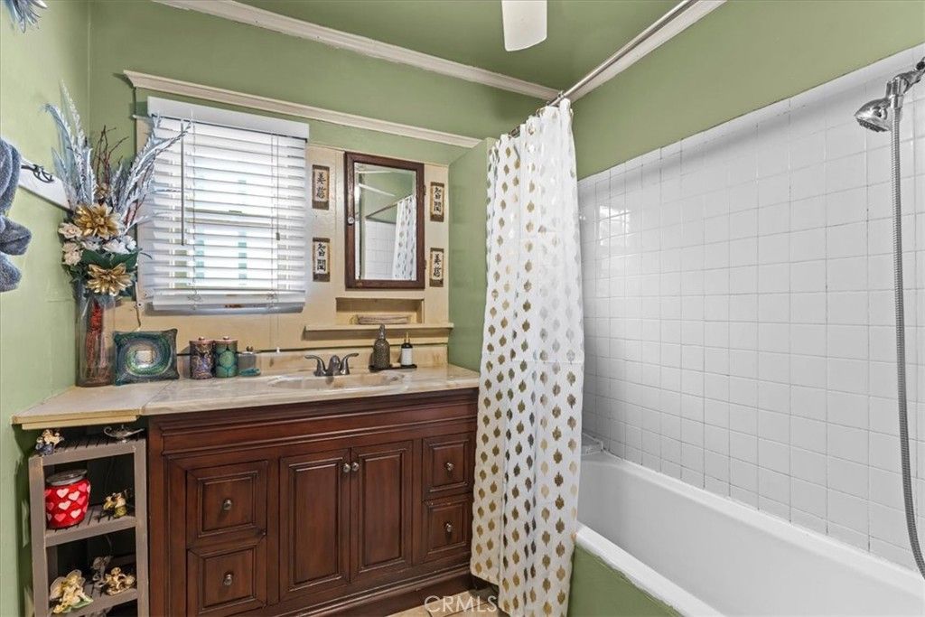 Image 23 of property listing at 1119 W 84th Place, Los Angeles, CA 90044