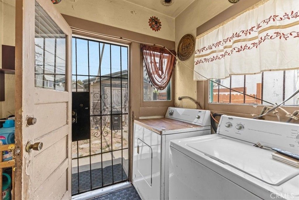 Image 27 of property listing at 1119 W 84th Place, Los Angeles, CA 90044