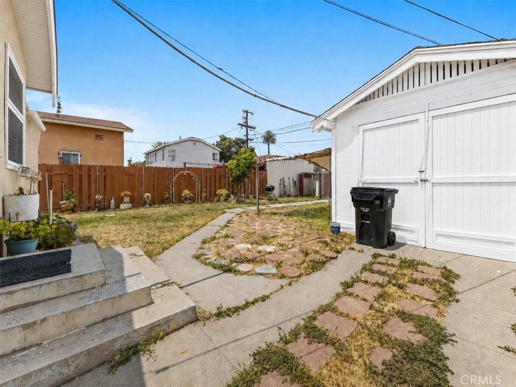 Image 28 of property listing at 1119 W 84th Place, Los Angeles, CA 90044