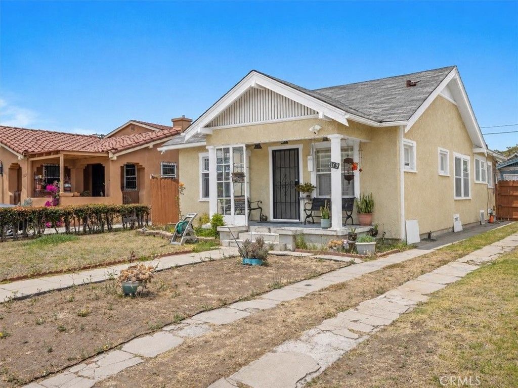 Image 3 of property listing at 1119 W 84th Place, Los Angeles, CA 90044