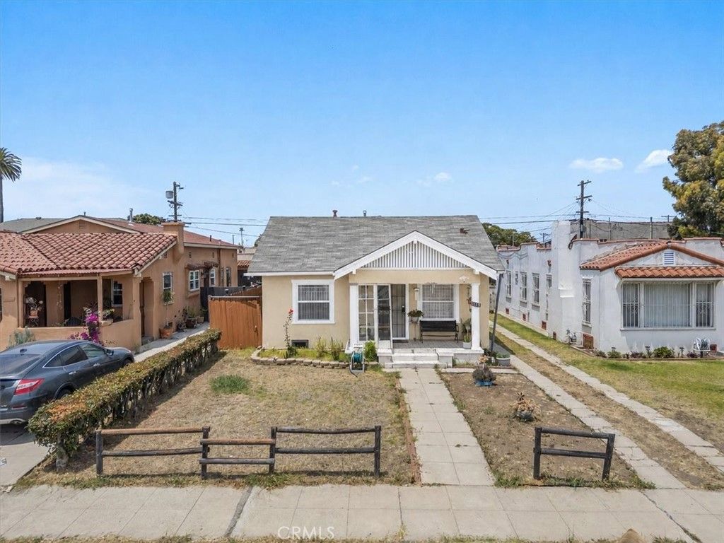 Image 31 of property listing at 1119 W 84th Place, Los Angeles, CA 90044