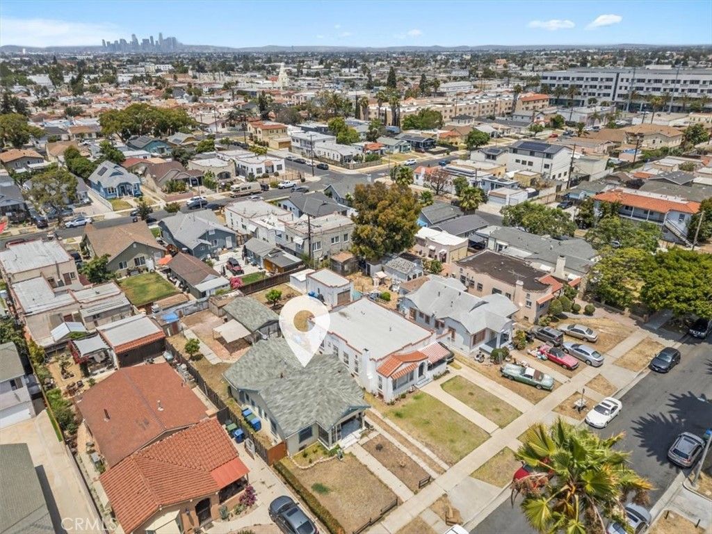 Image 32 of property listing at 1119 W 84th Place, Los Angeles, CA 90044