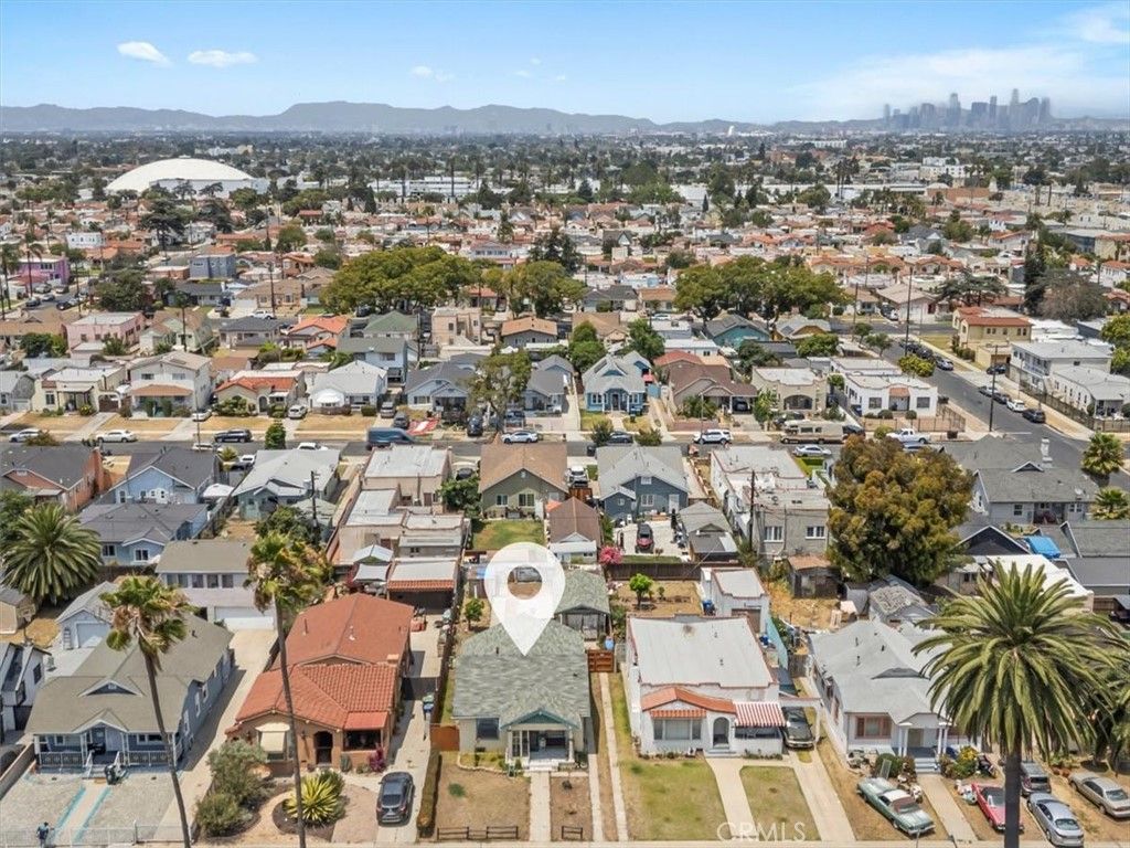 Image 33 of property listing at 1119 W 84th Place, Los Angeles, CA 90044