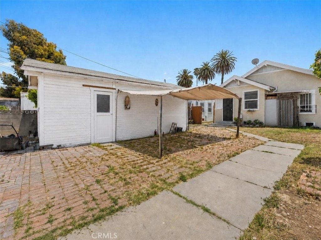 Image 39 of property listing at 1119 W 84th Place, Los Angeles, CA 90044