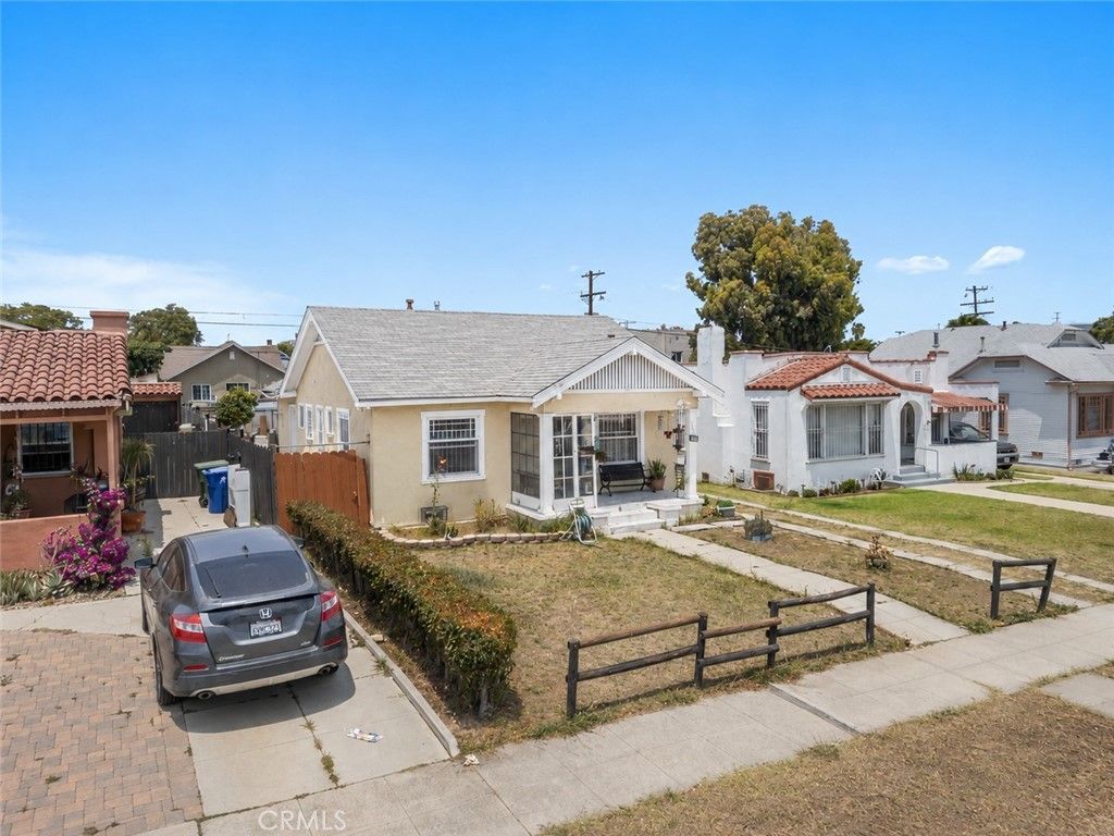 Image 4 of property listing at 1119 W 84th Place, Los Angeles, CA 90044