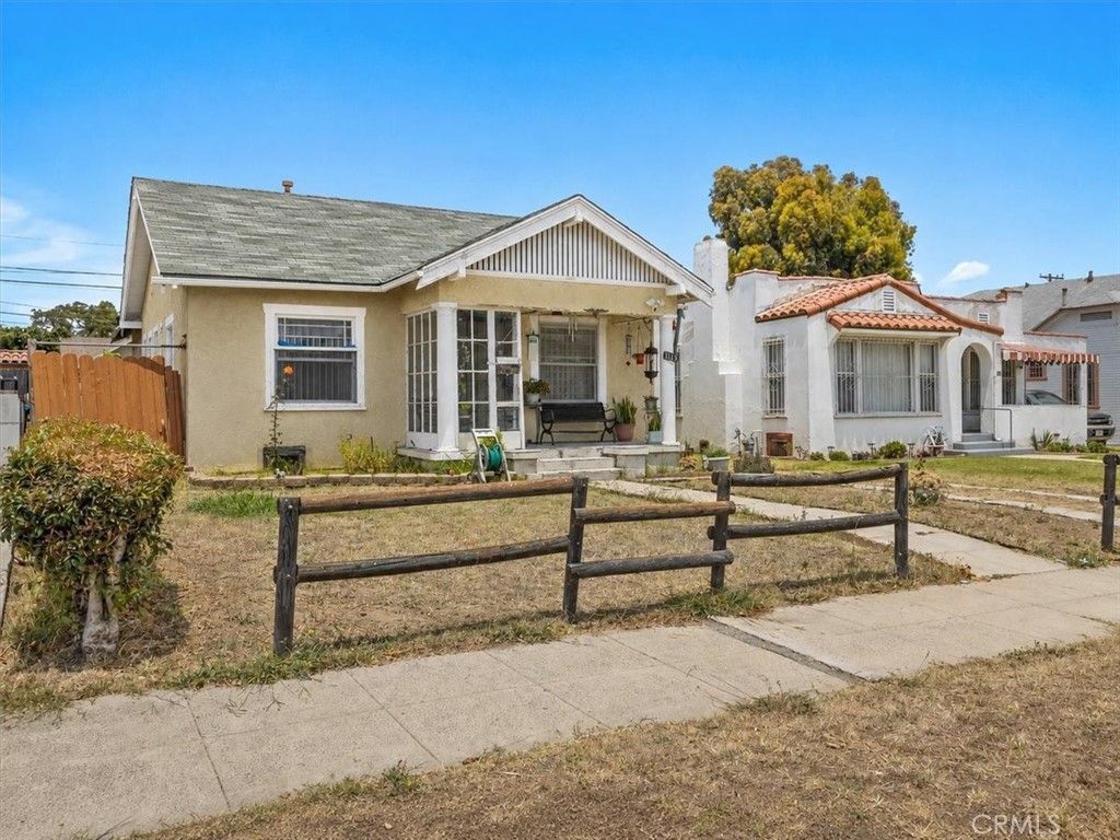 Image 5 of property listing at 1119 W 84th Place, Los Angeles, CA 90044