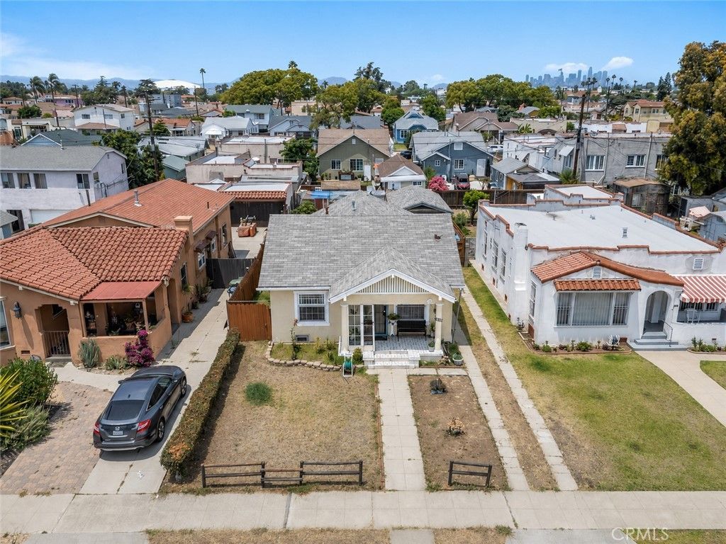 Image 6 of property listing at 1119 W 84th Place, Los Angeles, CA 90044