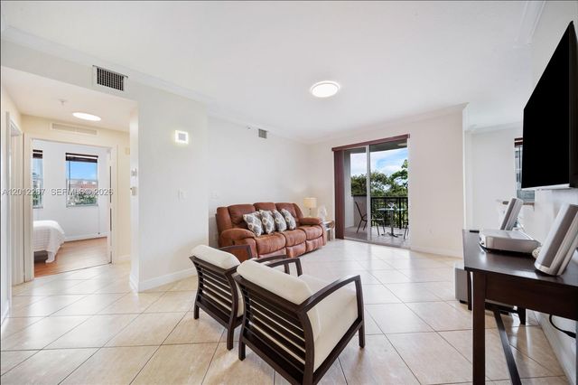 9021 SW 94th St 310, Miami, FL 33176