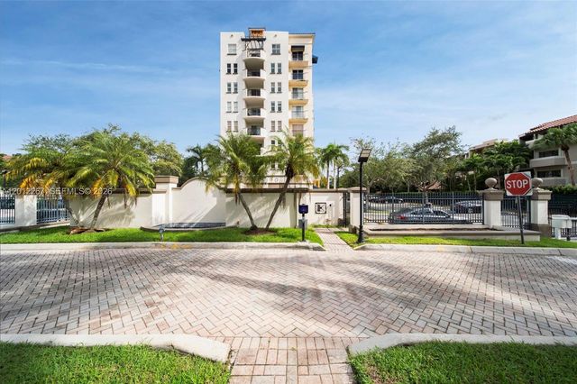 9021 SW 94th St 310, Miami, FL 33176