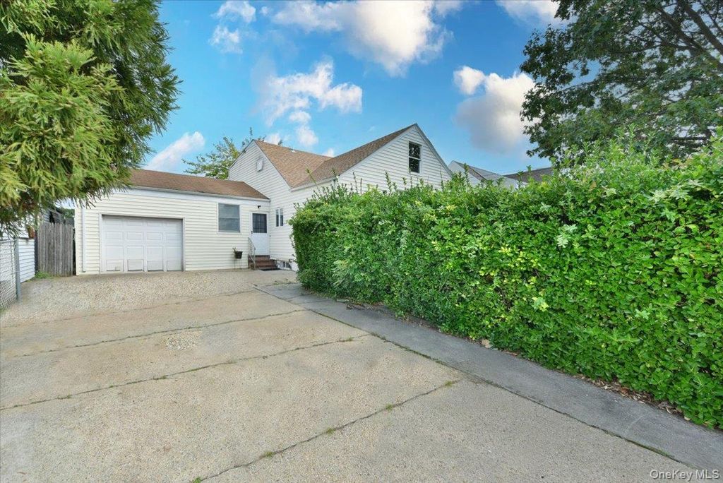 403 Oak Street, Copiague, NY 11726 — photo 5