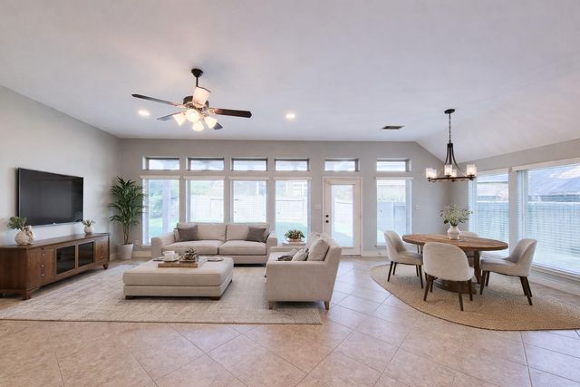 106 Colina Vista Way, Montgomery, TX 77316