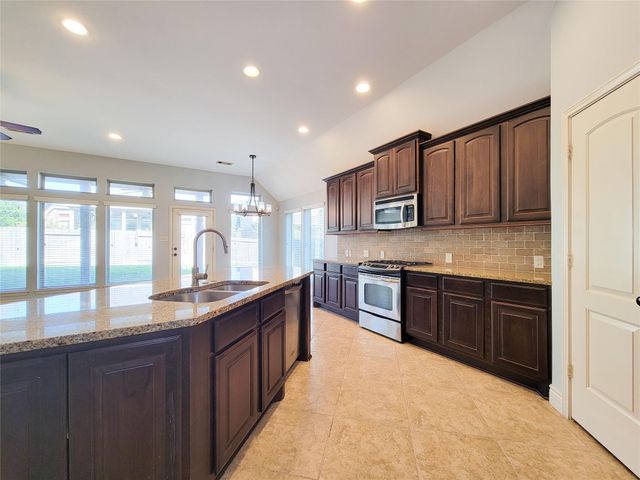 106 Colina Vista Way, Montgomery, TX 77316