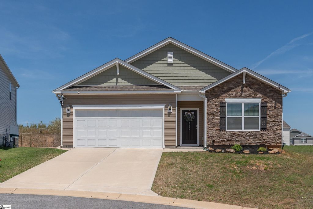 1924 Hunters Run Circle, Woodruff, SC 29388