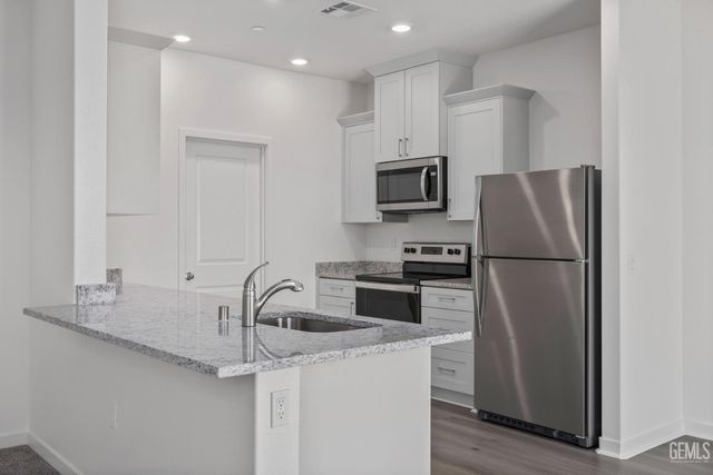 7900 Blueberry Avenue, Bakersfield, CA 93313