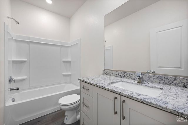 7900 Blueberry Avenue, Bakersfield, CA 93313