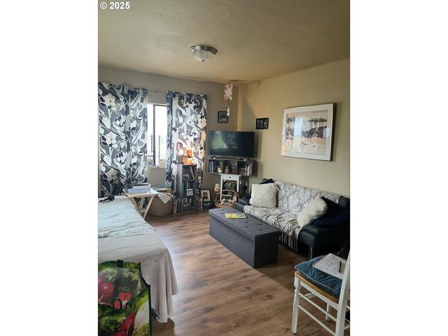 195 17TH St Se, Bandon, OR 97411