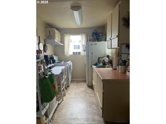 195 17TH St Se, Bandon, OR 97411