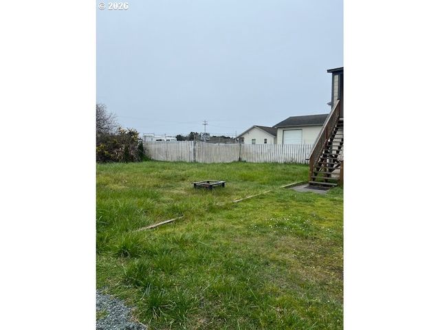 195 17TH St Se, Bandon, OR 97411