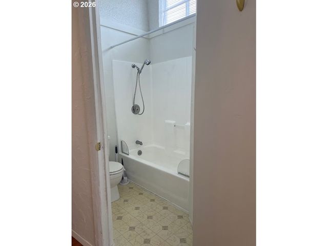 195 17TH St Se, Bandon, OR 97411