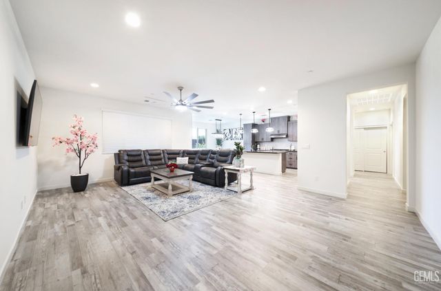 7615 Bristol Spring Avenue, Bakersfield, CA 93313