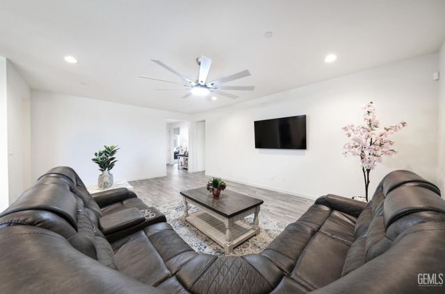7615 Bristol Spring Avenue, Bakersfield, CA 93313