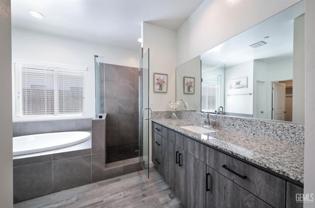 7615 Bristol Spring Avenue, Bakersfield, CA 93313