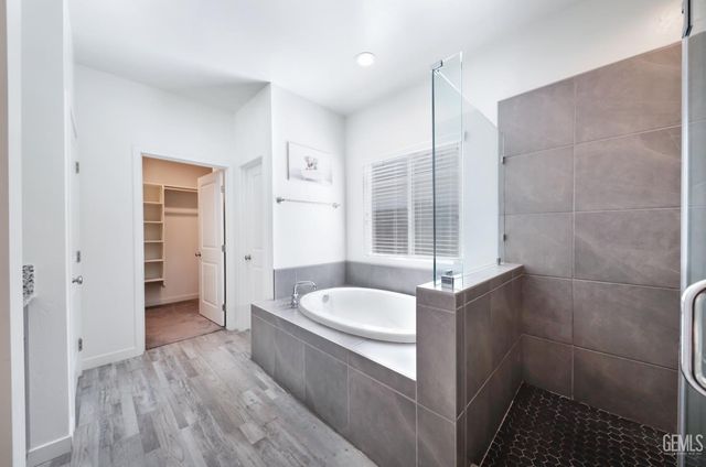 7615 Bristol Spring Avenue, Bakersfield, CA 93313