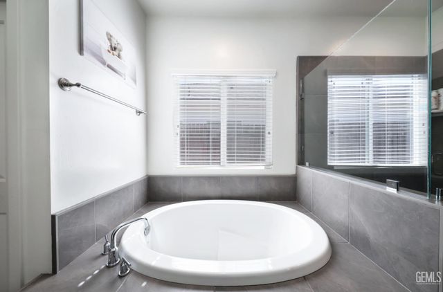7615 Bristol Spring Avenue, Bakersfield, CA 93313