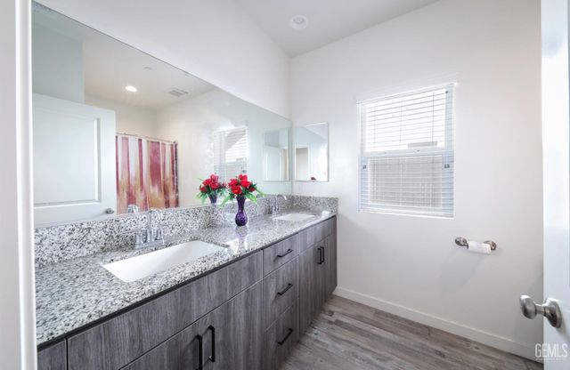 7615 Bristol Spring Avenue, Bakersfield, CA 93313