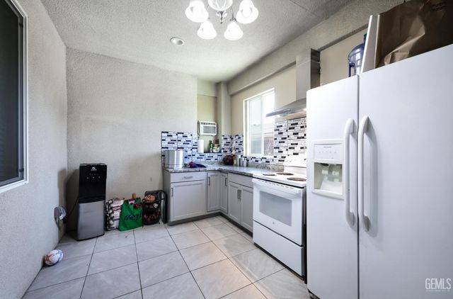 7615 Bristol Spring Avenue, Bakersfield, CA 93313