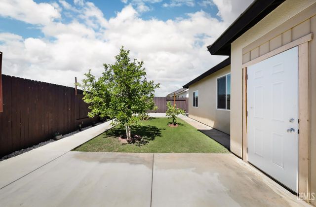 7615 Bristol Spring Avenue, Bakersfield, CA 93313