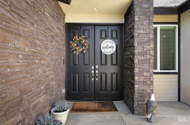 7615 Bristol Spring Avenue, Bakersfield, CA 93313