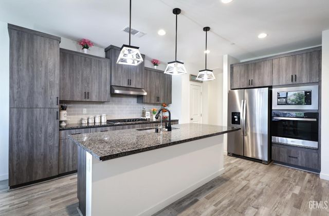 7615 Bristol Spring Avenue, Bakersfield, CA 93313