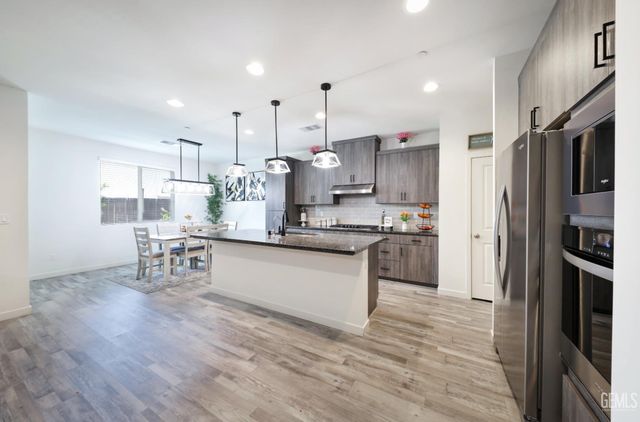 7615 Bristol Spring Avenue, Bakersfield, CA 93313