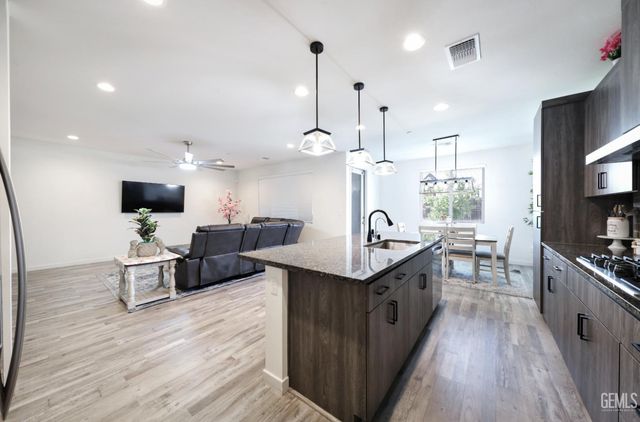 7615 Bristol Spring Avenue, Bakersfield, CA 93313
