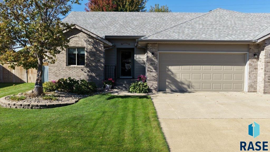 1907 S Campbell Trl Trail, Sioux Falls, SD 57106