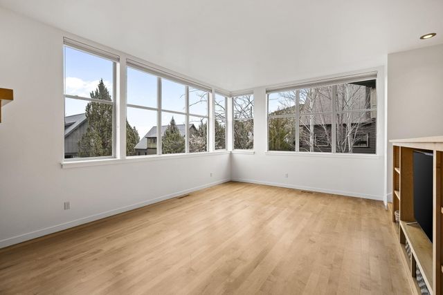 224 Volunteer Park Lane, Redmond, OR 97756