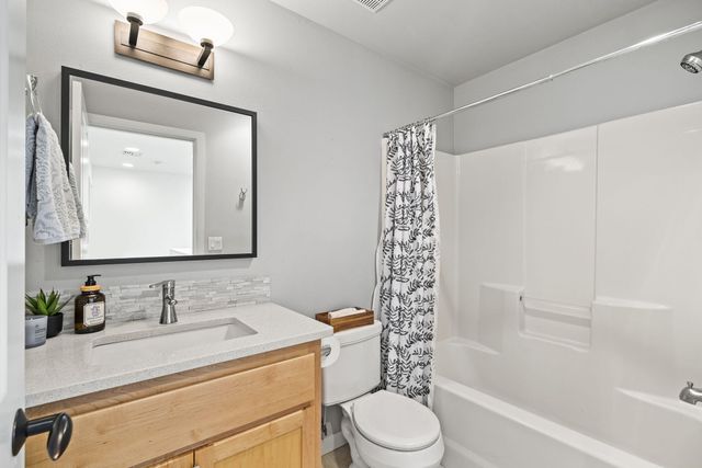 224 Volunteer Park Lane, Redmond, OR 97756