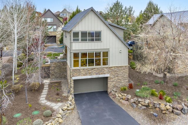 224 Volunteer Park Lane, Redmond, OR 97756