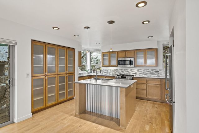 224 Volunteer Park Lane, Redmond, OR 97756