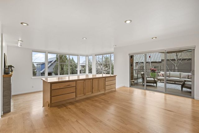 224 Volunteer Park Lane, Redmond, OR 97756