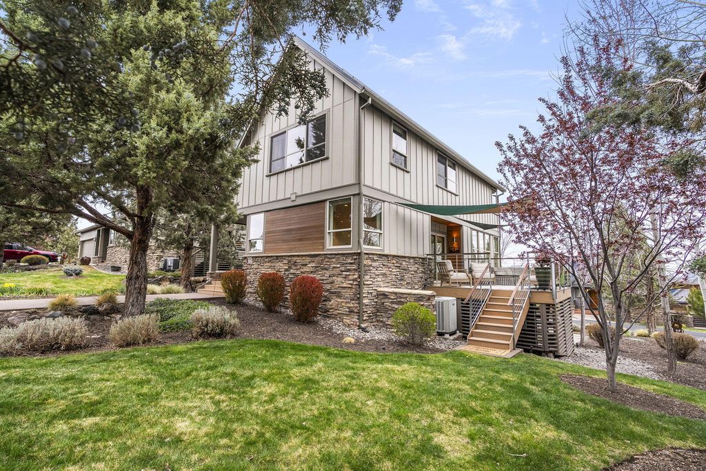 224 Volunteer Park Lane, Redmond, OR 97756