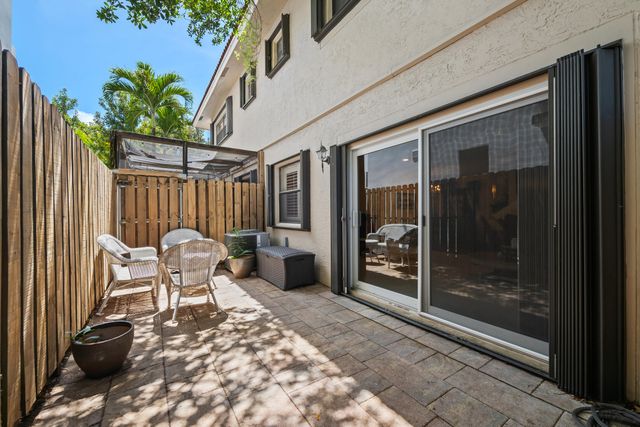 905 SE 12th Court 15, Fort Lauderdale, FL 33316