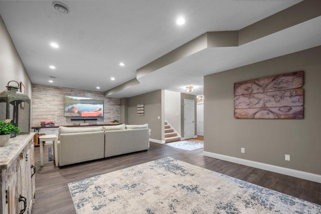 6023 158th Street W, Apple Valley, MN 55124