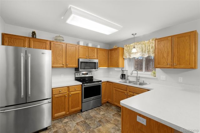 410 Bent Oak Street, Fenton, MI 48430