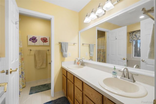 410 Bent Oak Street, Fenton, MI 48430