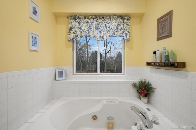 410 Bent Oak Street, Fenton, MI 48430