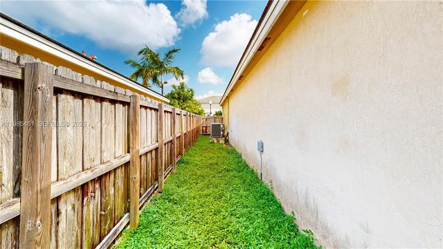 3090 SE 7th Ct, Homestead, FL 33033