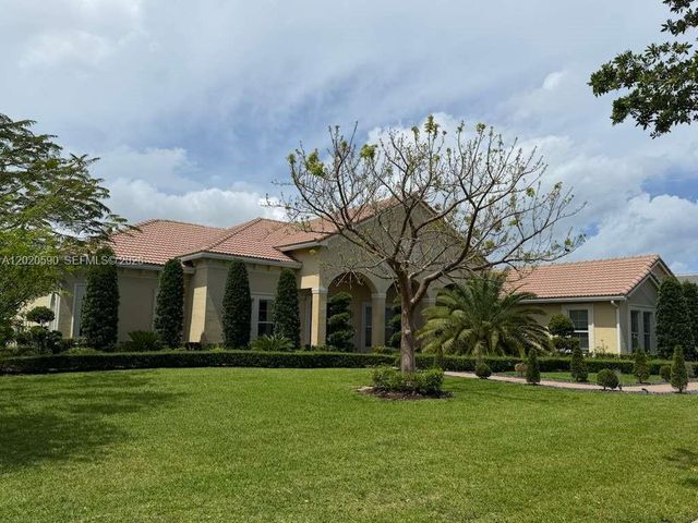 5703 N Sterling Ranch Dr, Davie, FL 33314